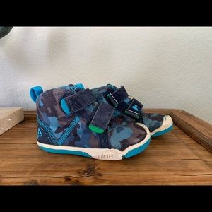 Plae boys high tops size 8